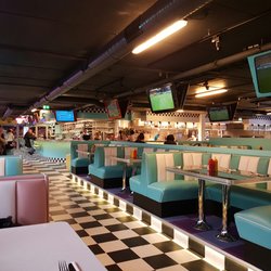 Rollers & Bowlers - Stor restaurang, rymligt. Mycket färger.
