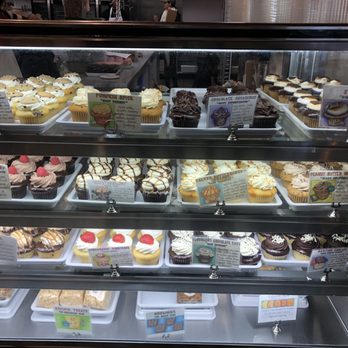 Molly's Cupcakes - Cupcake case - Cupcakes Near Me - Chicago, Illinois
