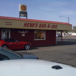 Henk's Bar-B-Que - Parking lot view with drive up service!