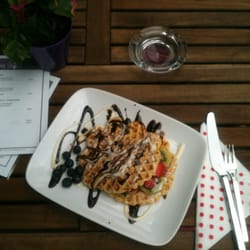 ZouZou - Heiße Waffeln mit frischen Erdbeeren & Soße