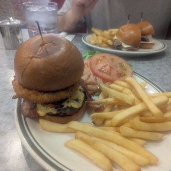 Blossom Diner - American Near Me - Brooklyn, New York