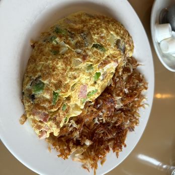 Elly's Pancake House - Omelette with well done hash browns - Breakfast & Brunch Near Me - Glenview, Illinois