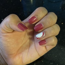 Shellac manicure with a design on the ring finger!