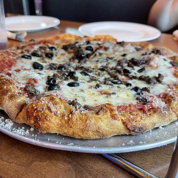 Mellow Mushroom St Peters - Nice cornicione - Pizza Near Me - Cottleville, Missouri
