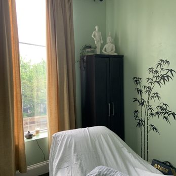 Bloom Acupuncture Chicago - Treatment room - Acupuncture Near Me - Chicago, Illinois