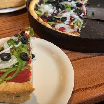 Pizzeria Uno - Deep dish pizza - Pizza Near Me - Chicago, Illinois