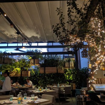 Herringbone Waikiki - Romantic evening ambience. - Seafood Near Me - Honolulu, Hawaii