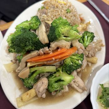 Kolap Restaurant - Stir fry lunch special - Cambodian Near Me - Saint Paul, Minnesota