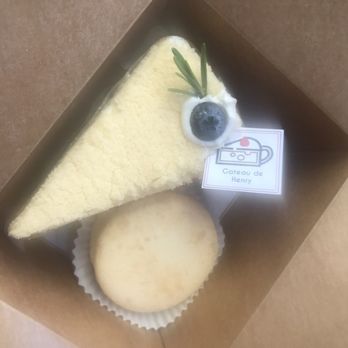 Gateau de Henry - Sweet potato cake, injeolmi (soybean powder) macaron ( I normally don't like macaroons, but this one was very yummy!) - Coffee & Tea Near Me - Vancouver, British Columbia