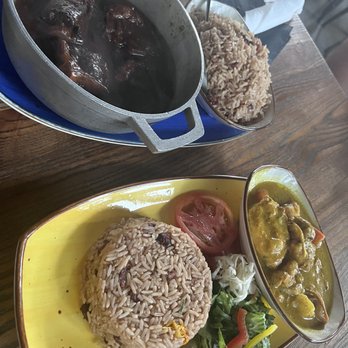 Dukunoo - Lik Yuh Finga Oxtail Plate & Country Man Curry Plate - Caribbean Near Me - Miami, Florida