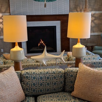 The Break - Nice sitting area in the lobby. - Hotels Near Me - Narragansett, Rhode Island