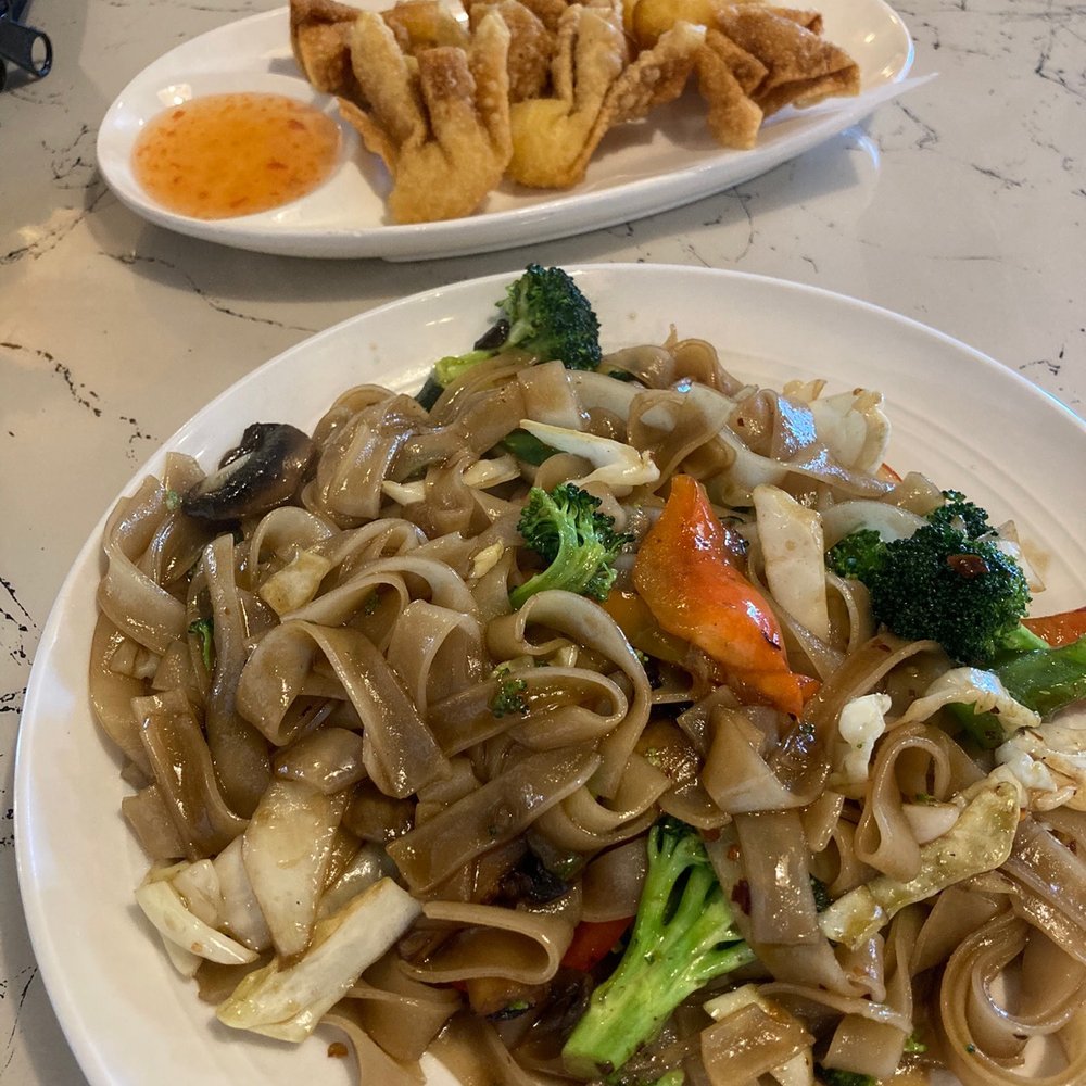 Thai Cafe - Drunken noodles (vegetable) & crab rangoons - Thai Near Me - Temple, Texas Thai Cafe - Drunken noodles (vegetable) & crab rangoons - Thai Near Me - Temple, Texas