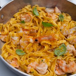 Baccalà - La pentolaccia (tagliatelle with prawns, long pepper, lemon and bottarga in casserole)