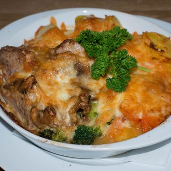 Battenheimer Hof - Bauernpfännchen (Schweinemedaillons in Champignonrahmsoße mit knackigem Gemüse und Kartoffeln im Ofen überbacken) 16,90€ - German Near Me - Bodenheim, RP