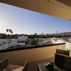Ivy Park at Burbank - Community balcony