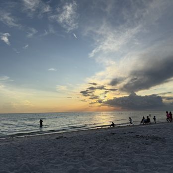 DoubleTree Suites by Hilton Hotel Naples - Sunsets by there are incredible! - Hotels Near Me - Naples, Florida DoubleTree Suites by Hilton Hotel Naples - Sunsets by there are incredible! - Hotels Near Me - Naples, Florida