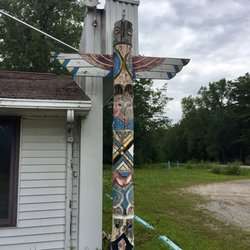Tawas Indian Gift Shop - Totem pole.