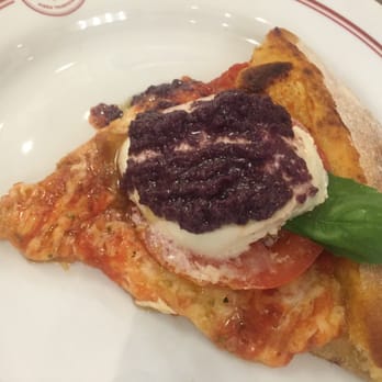 Bráz Pizzaria - Vegetarian with tomato, mozzarella, basil and olive paste - Pizza Near Me - Rio de Janeiro, RJ