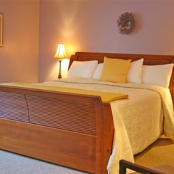 White Horse Inn - Room 303 Partridge Room ...An impressive king size sleigh bed with soft lavender walls. Private bath tub & shower. (195 sq. ft.)