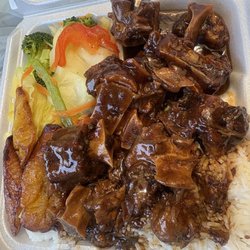 Oxtail, white rice, cabbage and plantain.
