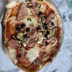 Il Fondaccio dai Dottori - This is ham and carthopy pizza with olives