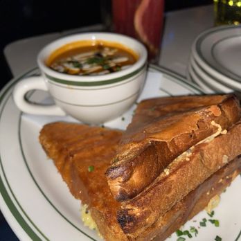 Bandits Burger & Dive - Grilled cheese and tomato soup - Cocktail Bars Near Me - New York, New York