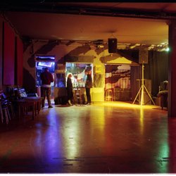 BLO Ateliers - Party is over. Blick von einem der Sofas, die es im Raum reichlich gibt.