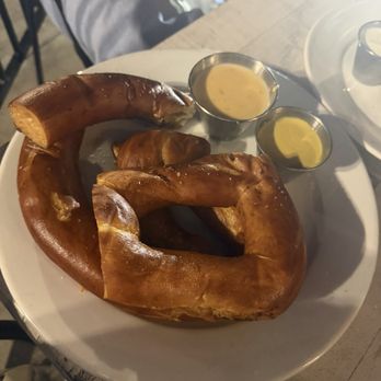 Craft 96 Draught House + Kitchen - Soft pretzel - American Near Me - Mont Belvieu, Texas