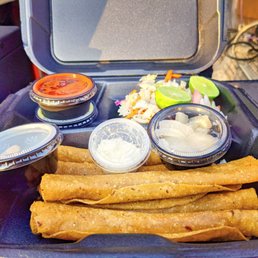 Mr Combi - a tray of tacos and sauces - food - Food Trucks Near Me - El Paso, Texas