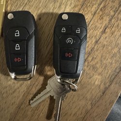 Advanced Lock and Key - Key on the left if the wrong key he sold me key on right is the correct one definitely don't use this guy