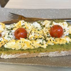 Café Fútbol - Avocado , eggs and tomato toast