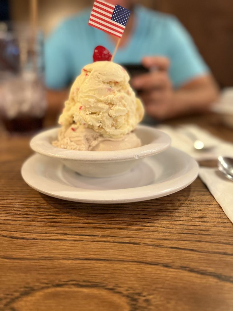 Jaxson's Ice Cream Parlor and Restaurant, Dania Beach Roadtrippers