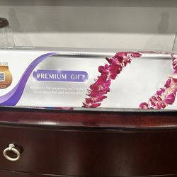 Packaged so well. Love the box that the lei came in