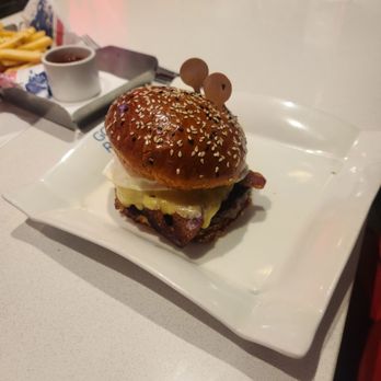 Gordon Ramsay Burger Las Vegas - Farmhouse burger - Burgers Near Me - Las Vegas, Nevada Gordon Ramsay Burger Las Vegas - Farmhouse burger - Burgers Near Me - Las Vegas, Nevada