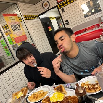Waffle House - Vandiver Dr - I LOVE Waffle House, I go here every day, with my friends, for every meal. We love Waffle House more than our parents. - Diners Near Me - Columbia, Missouri