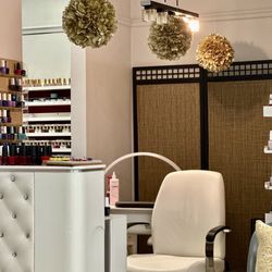 Nail bar station
