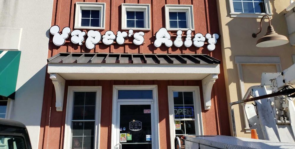 VAPER’S ALLEY Updated September 2024 1422 Green Rd, Chatsworth