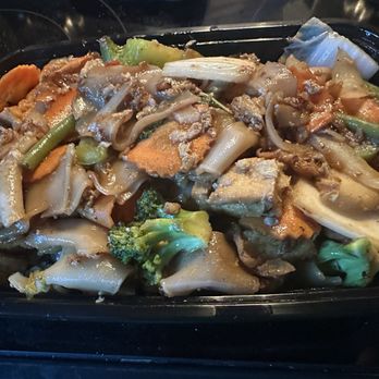 Thai Select - Drunken noodles with tofu - Thai Near Me - Zionsville, Indiana Thai Select - Drunken noodles with tofu - Thai Near Me - Zionsville, Indiana