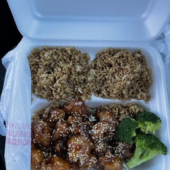 Mimis Chinese Food - Sesame chicken with fried rice - Food Trucks Near Me - Austin, Texas Mimis Chinese Food - Sesame chicken with fried rice - Food Trucks Near Me - Austin, Texas