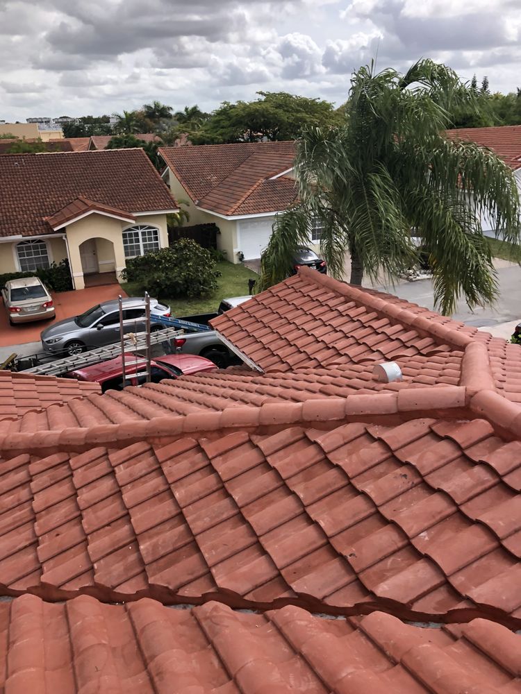 Slide of Paiz Construction