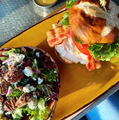 The National Tavern by null