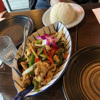 Monkey Thai Restaurant & Bar - Basil chicken - Thai Near Me - Alameda, California