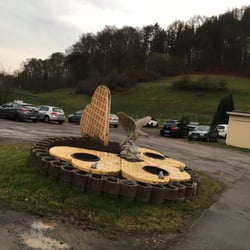 Das Waffelhaus - Eigenartige Waffel-Installation mit Adler!