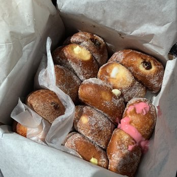 Leonard's Bakery - Box-o-malasadas - Bakeries Near Me - Honolulu, Hawaii Leonard's Bakery - Box-o-malasadas - Bakeries Near Me - Honolulu, Hawaii