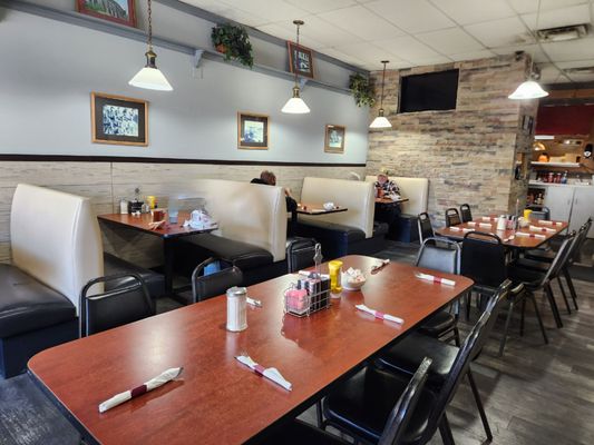 Maggie's Bar and Grill by null