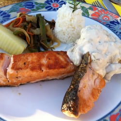 La Vela - Gegrillter Lacht an Kartoffeln, Gemüse und Reis
