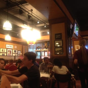 Giordano's - Restaurant Interior - Pizza Near Me - Chicago, Illinois