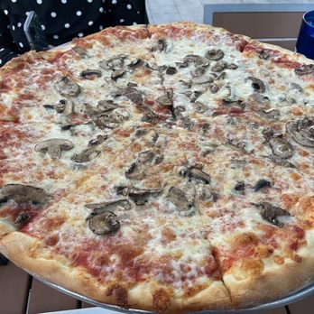 Brock's Surfside Grill & Pizzeria - Large Cheese Pizza with Mushroomees - Pizza Near Me - Jensen Beach, Florida
