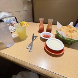 Los Mexicanos Restaurante - Patron margarita, Small Salsa, cheese Chori Dip and chips. Got it all in under five minutes of walking in the door