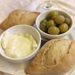 Moorea Grill - Bread and aioli with olives